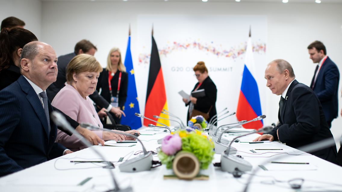 Damals noch zu Dritt: Am Rande des G20-Gipfels trafen sich 2019 Merkel und Putin gemeinsam mit Scholz bei einem bilateralen Treffen.