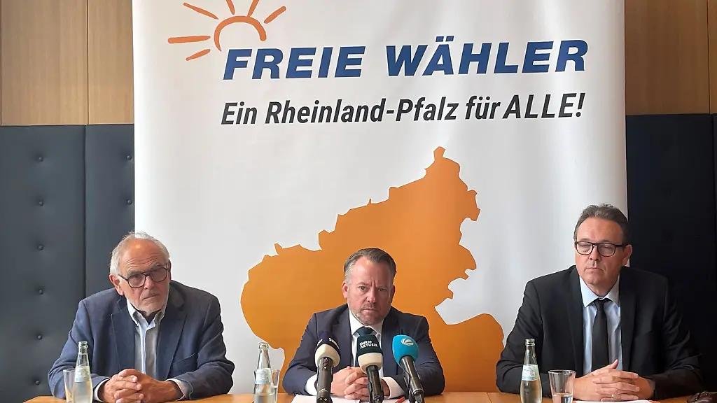 Drei-Koepfe-aus-dem-Landesvorstand-nehmen-demnaechst-ihren-Hut-Vize-Herbert-Drumm-links-Landeschef-Stephan-Wefelscheid-Mitte-und-Schatzmeister-Marco-Degen