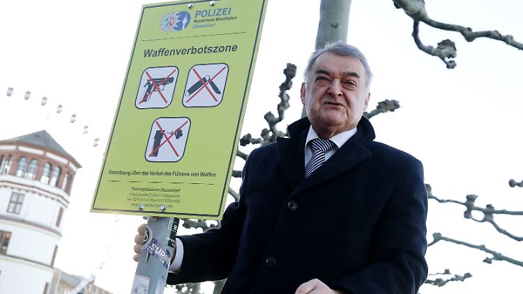 Innenminister Reul befestigte eigenhändig ein entsprechendes Schild auf der Düsseldorfer Rheinufer Promenade.