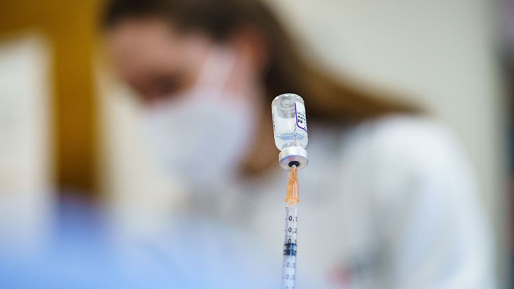 Omikron kann laut RKI bereits Anfang Januar 2022 die "Mehrzahl der Infektionsfälle in Deutschland" ausmachen.