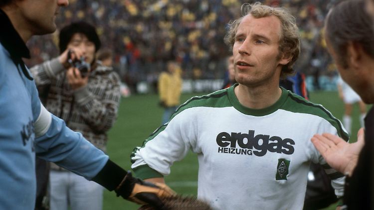 Seine aktive Karriere absolvierte Vogts ausschließlich für Borussia Mönchengladbach und ist mit 419 Bundesliga-Einsätzen Rekordspieler.
