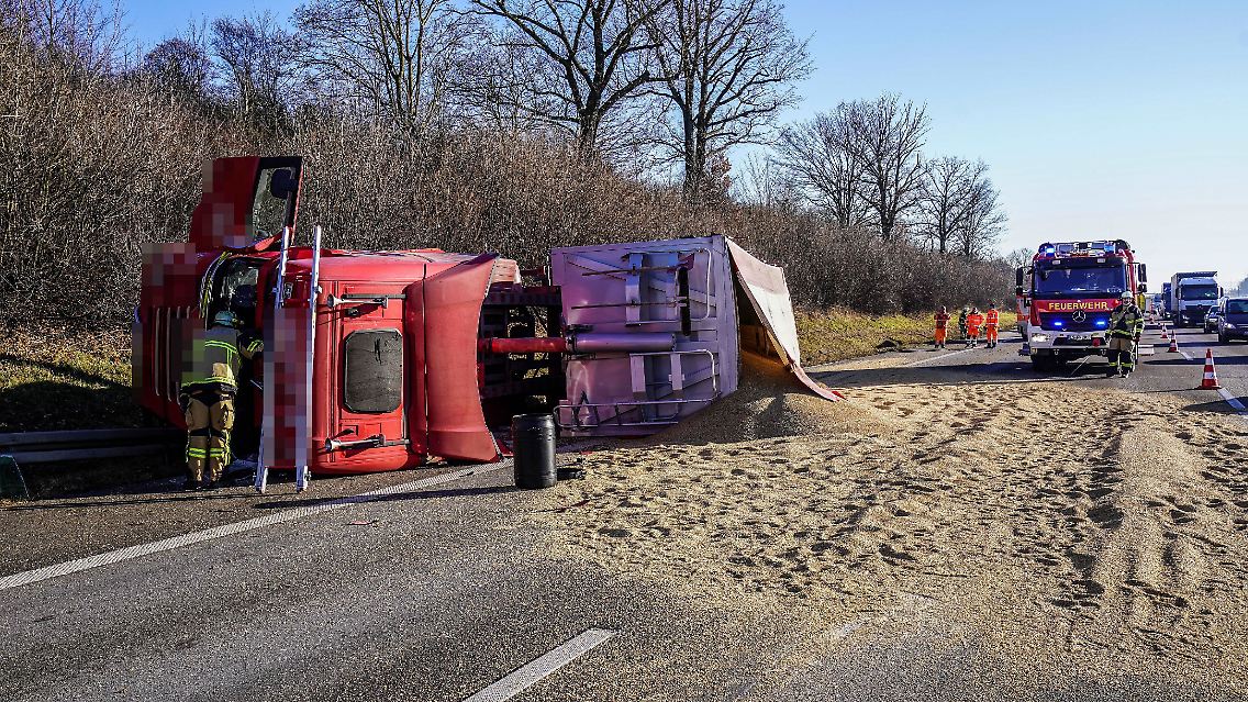 Mehrere Tonnen Gerste wurden nach einem Unfall auf der Autobahn 8 verteilt.