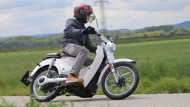 Der elektrisch fahrende Motron Cubertino gleicht seinem Vorbild, der Honda Cub auf's Haar.