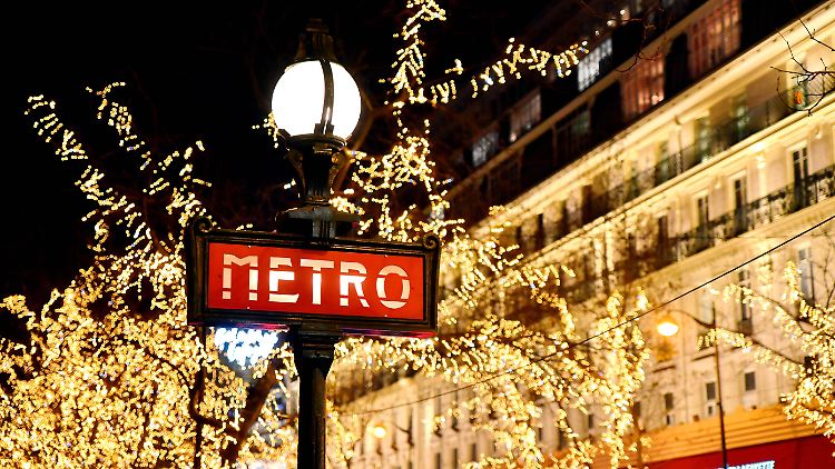 Pariser Boulevard Haussmann in Festbeleuchtung: Gleich nach Weihnachten trifft sich die französische Regierung zur Omikron-Krisensitzung.
