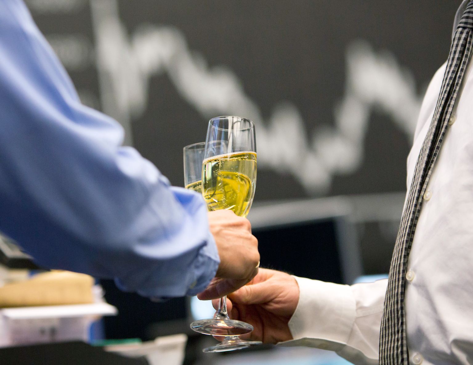 2021 hielt für Anleger einige Turbulenzen bereit, bescherte ihnen aber insgesamt satte Renditen. So liegt der Dax kurz vor Jahresende mehr als zehn Prozent im Plus. 
