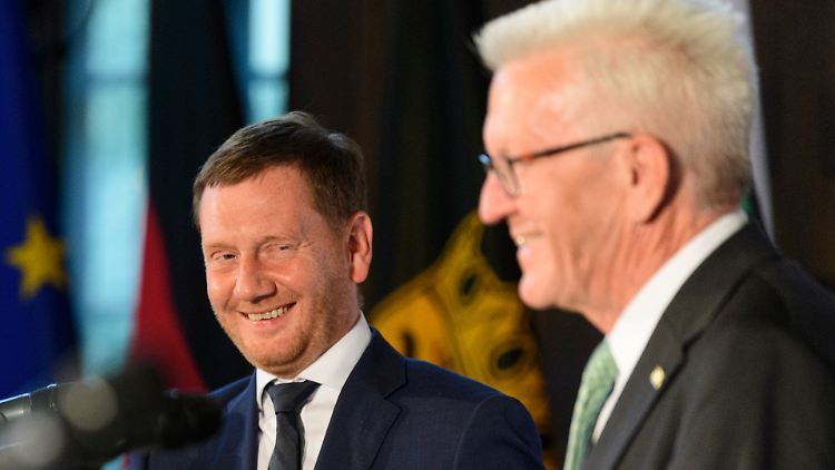 In einer Protokollnotiz dokumentieren die Länderchefs von Sachsen und Baden-Württemberg ihre Distanz zur Corona-Politik der Ampel.