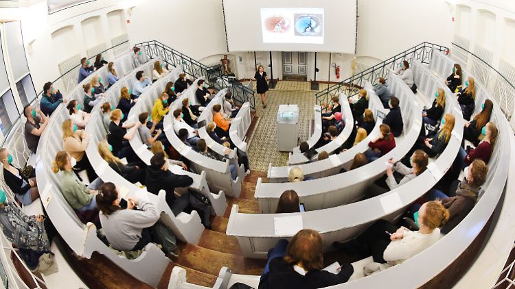 Von gut 2,8 Millionen Studierenden beziehen dem Bericht zufolge lediglich 321.000 Bafög.