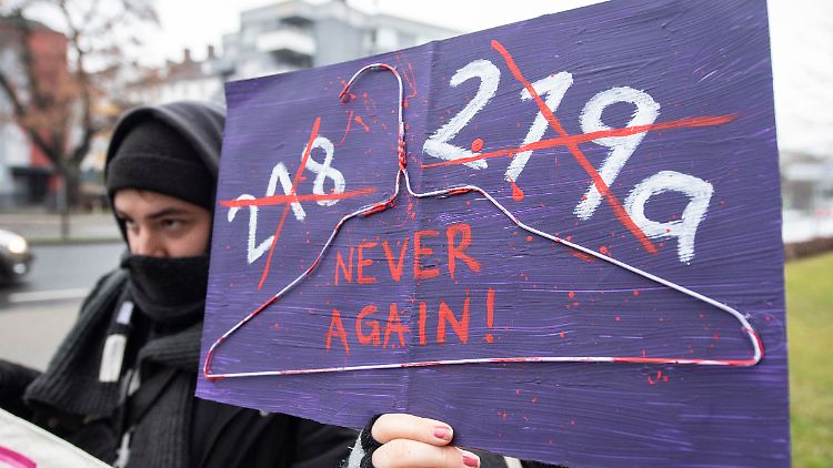 Der Kleiderbügel ist Symbol des Protests gegen den Paragrafen 219a. Kleiderbügel wurden früher von Frauen benutzt, um Schwangerschaften abzubrechen. 