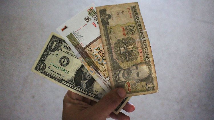 Ein US-Dollar, ein Peso convertible und ein kubanischer Peso (Cup). Der Cup ist die neue Währung des Karibikstaats.