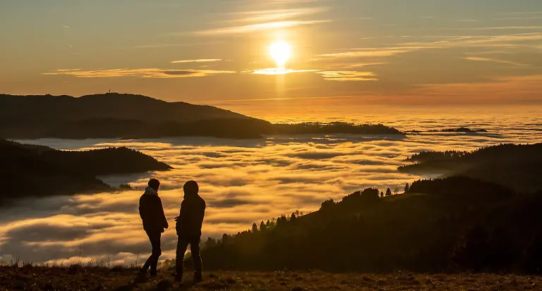 Im-Herbst-tritt-in-den-Bergen-oft-eine-Inversionswetterlage-auf-bei-der-es-im-Tal-neblig-und-kalt-in-der-Hoehe-jedoch-sonnig-und-waermer-ist-ideal-fuer-Wanderer