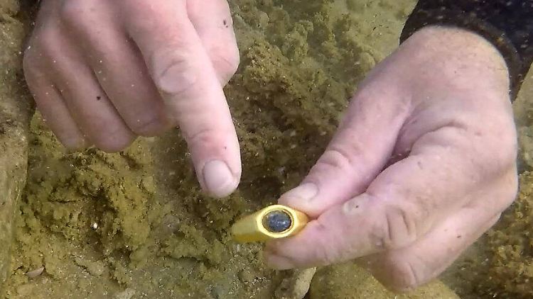 Der Ring zeigt wohl Jesus als "barmherzigen Schäfer der Menschheit".