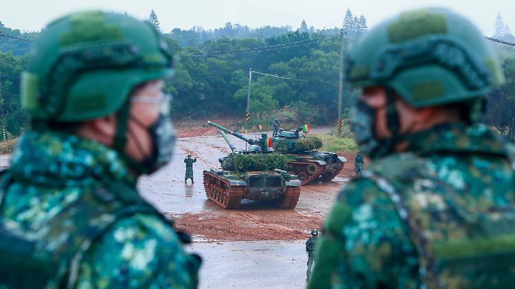 Die Republik China auf Taiwan reagiert mit Militärübungen auf die Drohgebärden der Volksrepublik China. Die USA haben Taiwan bereits weitere Waffenlieferungen zugesagt.