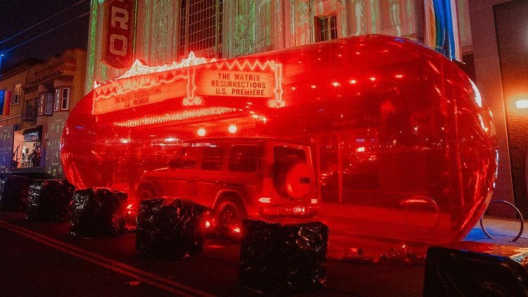 Es ist eine Mercedes G-Klasse 550, die ihre Insassen aus der Matrix bringt. Die Stuttgarter haben diesen Umstand zur Filmpremiere in San Francisco eindrucksvoll in Szene gesetzt.