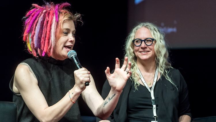 Die ersten drei "Matrix"-Filme drehte Lana Wachowski (r.) noch mit ihrer Schwester Lilly zusammen - "Matrix Resurrections" realisierte sie allein.