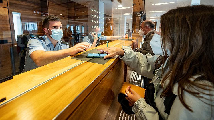 Auch für Passagiere auf der Durchreise gilt die PCR-Testpflicht.