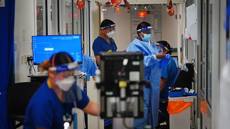 Die britische Regierung will bei neuen Maßnahmen abwarten, bis es eine klare Datenlage dazu gibt, ob mit dem starken Anstieg der Infektionen auch die Zahl der Krankenhauseinweisungen steigt.