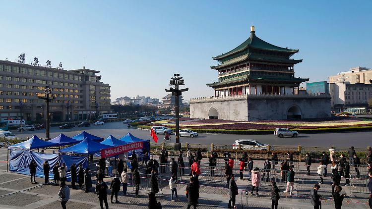 Einwohner von Xi'an stehen zum Corona-Test an.