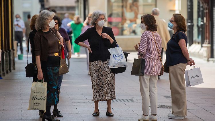 Viele Spanier tragen bereits freiwillig eine Maske im Freien.