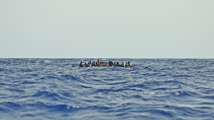 Es gibt keine offiziellen Zahlen, wie viele Menschen auf Routen durch das Mittelmeer verstorben sind.