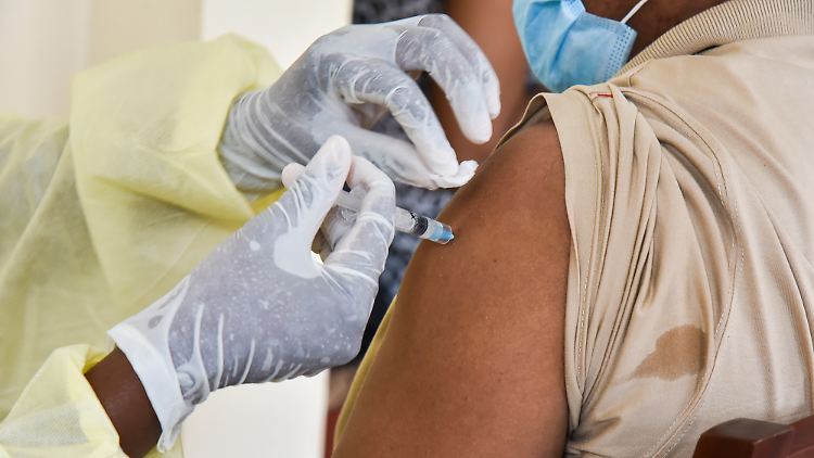 April 2021: In Kamerun bekommt ein Mitarbeiter aus dem Gesundheitswesen den chinesischen Impfstoff Sinopharm verabreicht. Bis Mitte Dezember sind nur 2,3 Prozent der Bevölkerung vollständig geimpft.