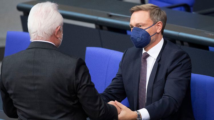 In der Frage, ob es eine allgemeine Impfpflicht geben müsse, sind Wolfgang Kubicki und Christian Lindner geteilter Meinung. 