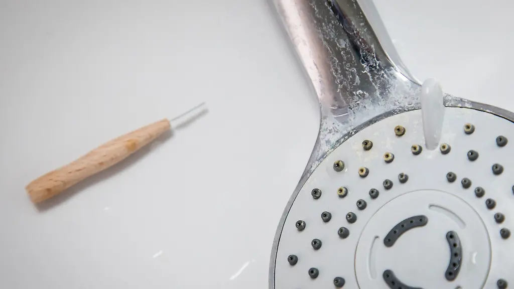 Kalk-verstopft-die-feinen-Duesen-am-Duschkopf-und-laesst-den-Wasserstrahl-schwaecher-werden