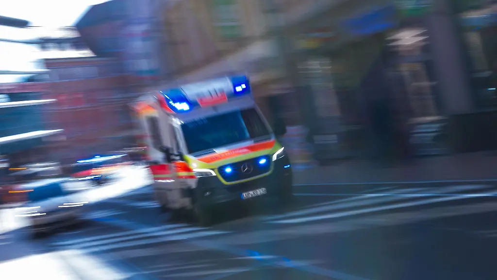 Zwei-Menschen-sind-bei-einem-Zusammenstoss-von-zwei-Autos-in-Moenchengladbach-Waldhausen-verletzt-worden