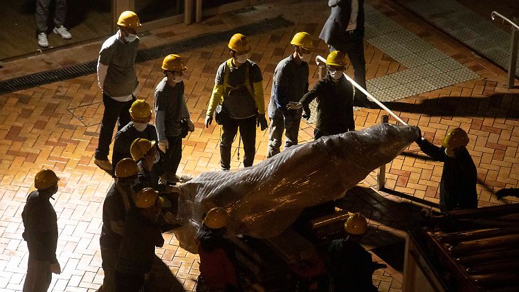 Bauarbeiter haben das acht Meter große Denkmal in der Nacht abgebaut.
