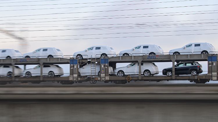 In der Autoproduktion mangelt es an benötigten Halbleiter-Bauteilen.