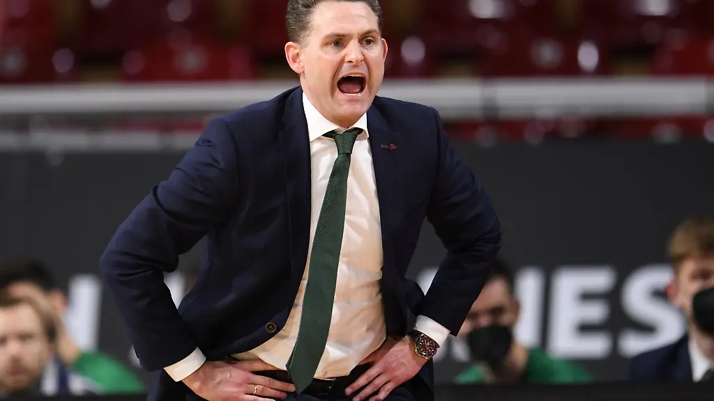 Martin-Schiller-muss-mit-Vechta-eine-deutliche-Niederlage-in-Istanbul-einstecken