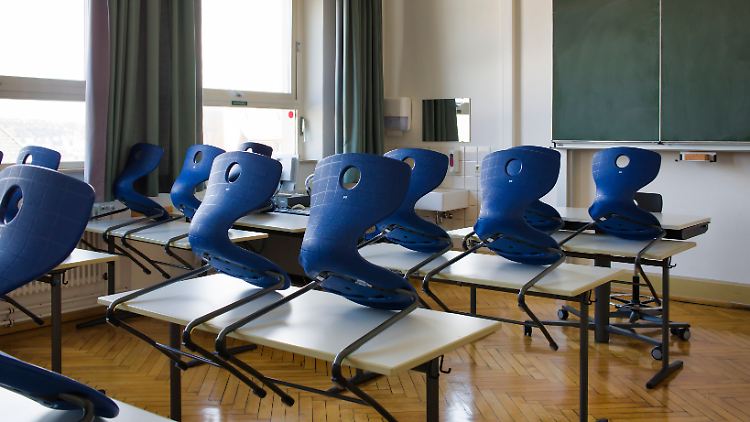 Leere Klassenräume könnten demnächst wieder häufiger das Bild prägen. Bundesbildungsministerin Stark-Watzinger sagt, man müsse sich aufgrund der Omikron-Variante darauf vorbereiten. 