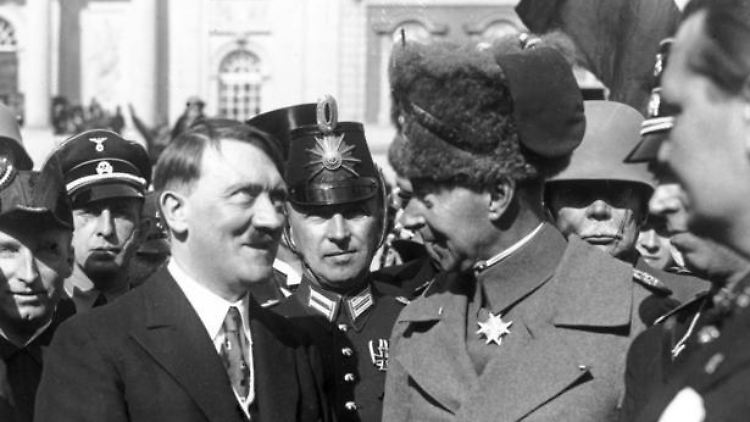 Hitler und der ehemalige Kronprinz Wilhelm von Preußen am 21. März 1933, dem "Tag von Potsdam", vor der Garnisonkirche.