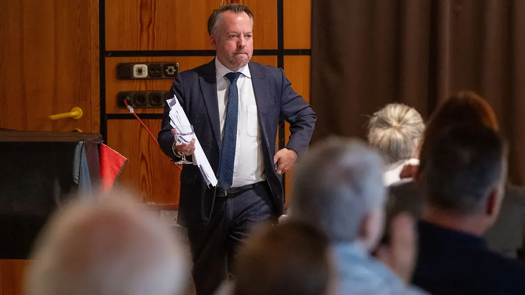 Landeschef-Stephan-Wefelscheid-musste-beim-Parteitag-der-Freien-Waehler-viel-Kritik-einstecken-Archivild