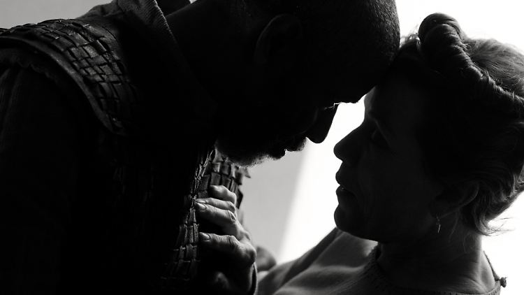 Denzel Washington und Frances McDormand spielen das machtgeile Ehepaar Macbeth.