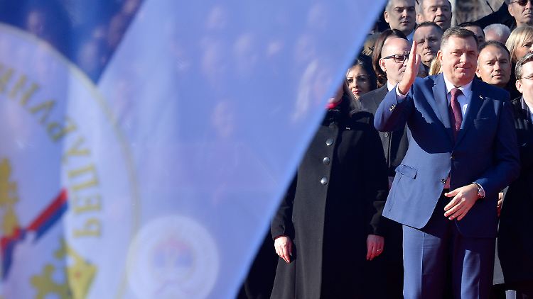Der Anführer der bosnischen Serben, Dodik, bei einer Parade in Banja Luka.