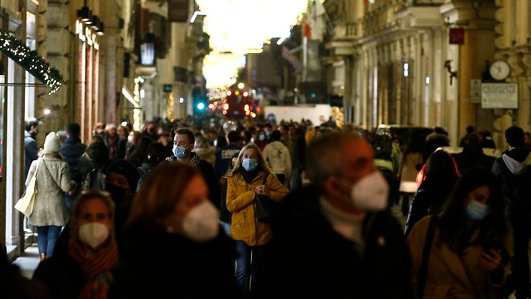 Passanten auf der Via del Corso in Rom: Die Gesundheitsbehörden schätzen, dass ein Drittel der Fälle in Italien bereits auf Omikron zurückgeht.