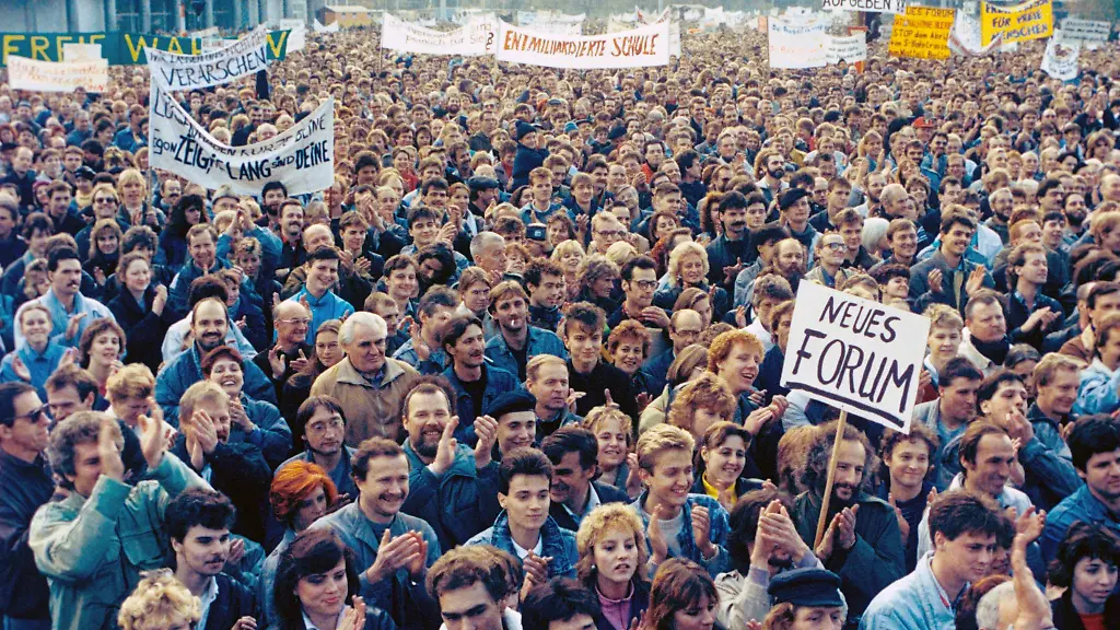 Friedliche-Massendemonstrationen-in-vielen-Orten-der-DDR-fuehrten-schliesslich-zum-Ende-der-SED-Herrschaft