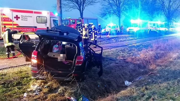 Bei dem Unfall im Kreis Stade kam eine 15-Jährige ums Leben. 