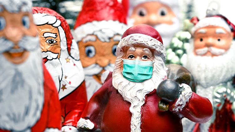 Auch unterm Weihnachtsbaum bleibt die Pandemie Thema. Die Zahlen sind allerdings weiterhin rückläufig.