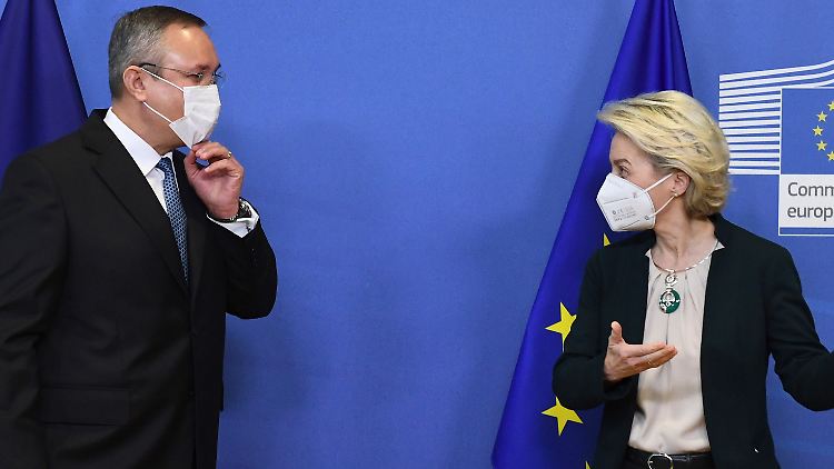 Bitte hier entlang: Die EU und Rumänien streiten sich über das Vorrecht von EU-Recht und nationalem Recht. In dem Richtungsstreit geht es vor allem um Korruptionsbekämpfung im Land.