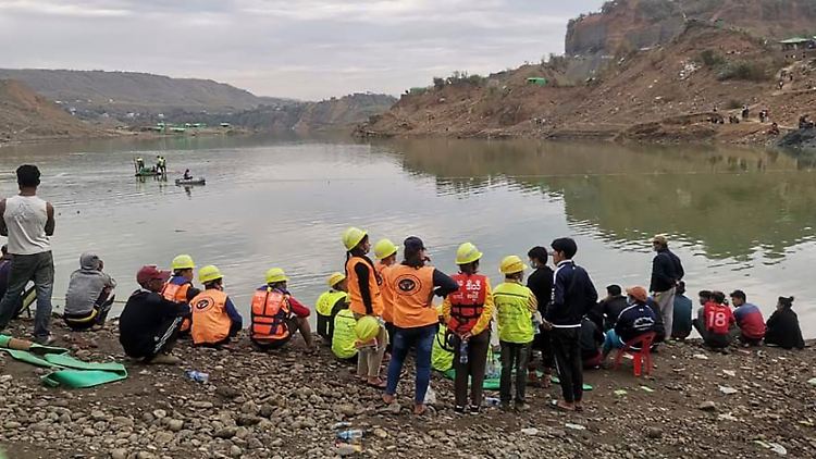 In Myanmar haben sie kaum noch Hoffnung, Überlebende zu finden.