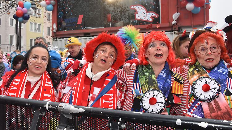 Singen, schunkeln, trinken in bunten Kostümen: So sieht deutsches Kulturgut aus.