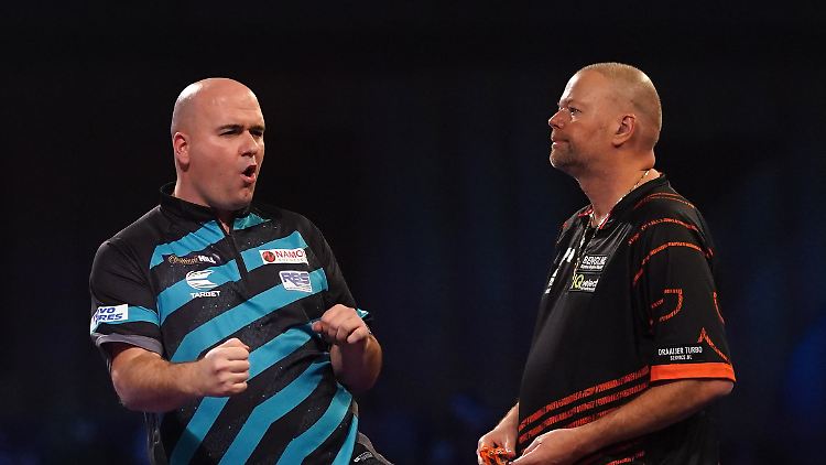 Rob Cross und Raymond van Barneveld spielten Seite an Seite ihr Zweitrundenmatch.