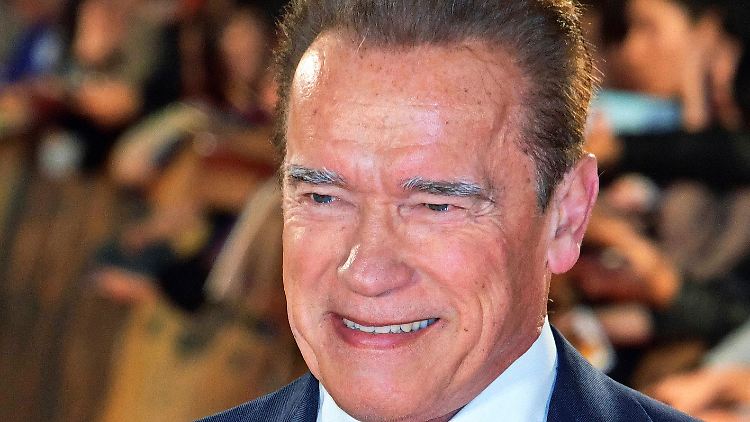"Ihr alle habt die Kraft, über die Festtage etwas für jemand anderen zu tun. Es muss nichts Großes sein", ermutigt Schwarzenegger seine Fans.