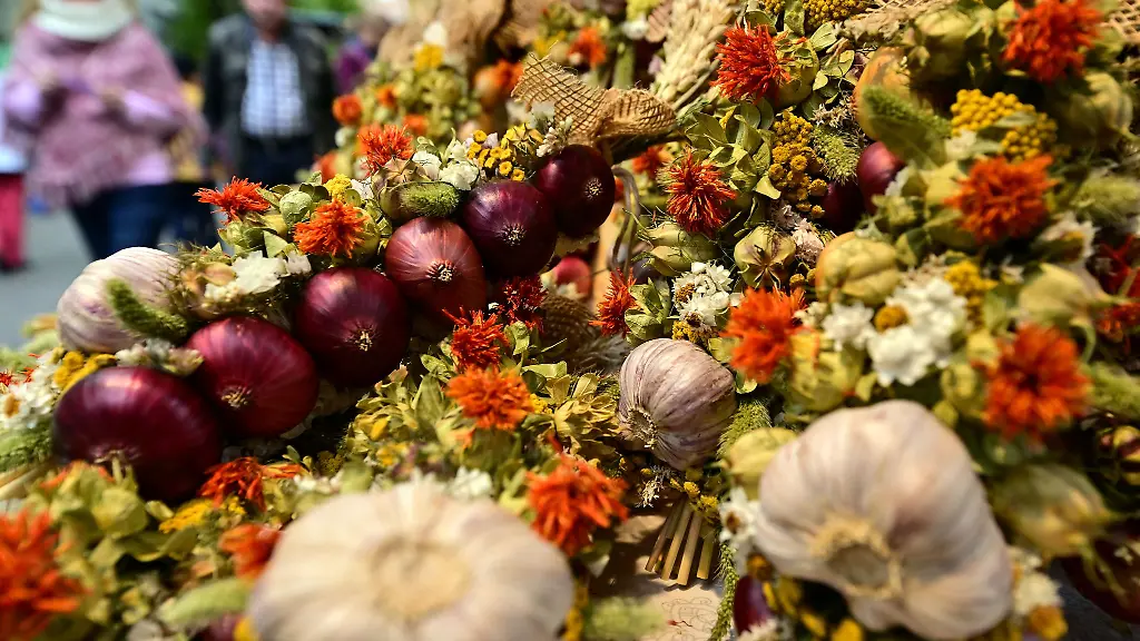 Zum-371-Weimarer-Zwiebelmarkt-oeffnen-wieder-rund-400-Haendler-und-Aussteller-ihre-Verkaufsstaende