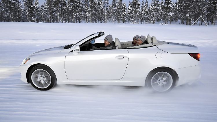Zu viert ganz offen: Die meisten modernen Cabrios, wie der Lexus IS 250C, sind weitaus wintertauglich.