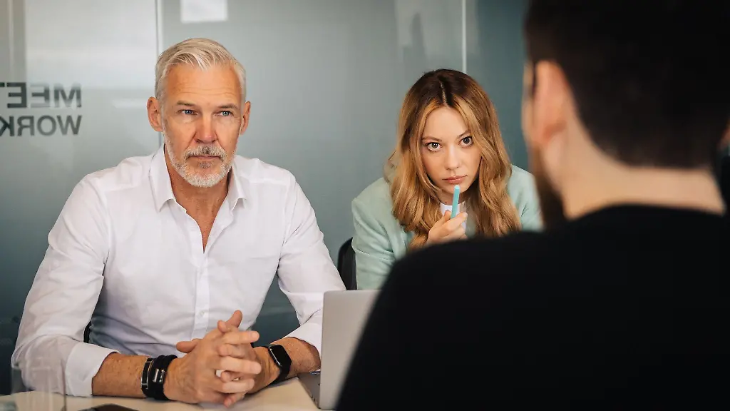 Hier-gibt-s-nichts-geschenkt-Die-Hoehe-der-Abfindung-ist-nicht-gesetzlich-geregelt-und-muss-zwischen-Arbeitgeber-und-Arbeitnehmer-individuell-ausgehandelt-werden