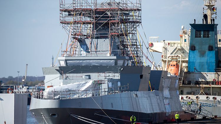 Ein Marineschiff vom Typ Meko 200 für Ägypten liegt im Neustädter Hafen.