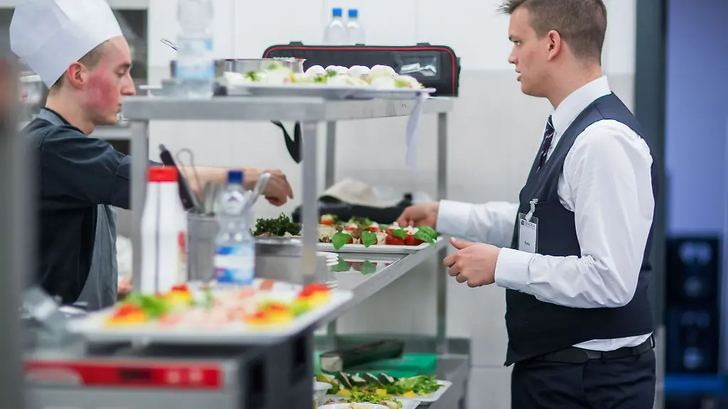 Hoehere-Loehne-sollen-die-Jobs-in-der-Gastronomie-wieder-attraktiver-machen