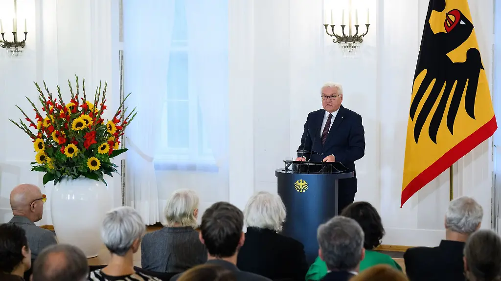 Bundespraesident-Frank-Walter-Steinmeier-hat-28-Menschen-mit-dem-Verdienstorden-der-Bundesrepublik-Deutschland-ausgezeichnet